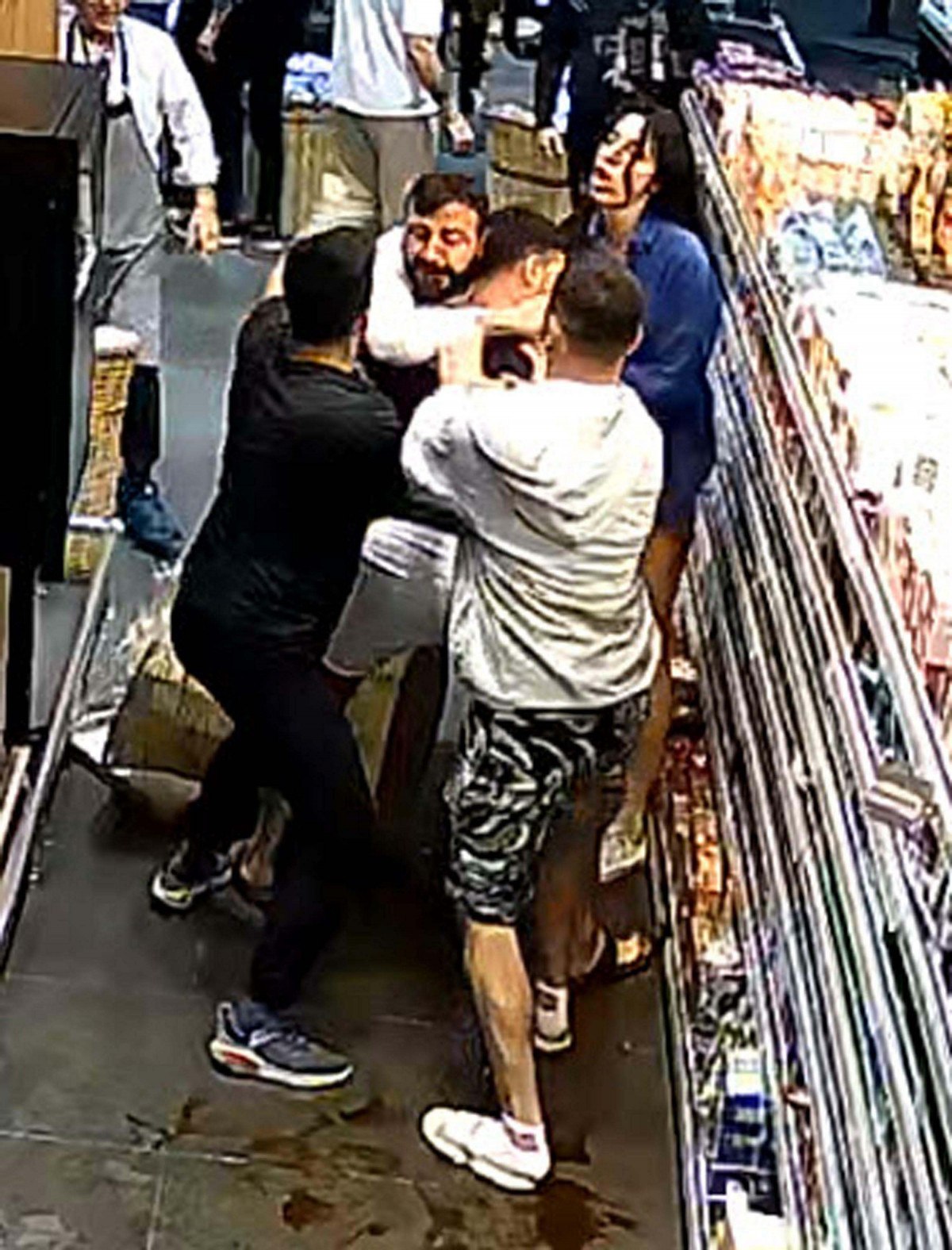 İzmir'de Vahşi Cinayet: Emlakçı Sercan Bavkır ve Kardeşlerine 15 Yıl Hapis Cezası