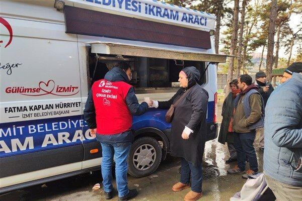 İzmit Belediyesi Çınar Ekibi, Perşembe Pazarına giderek esnafa ve vatandaşlara