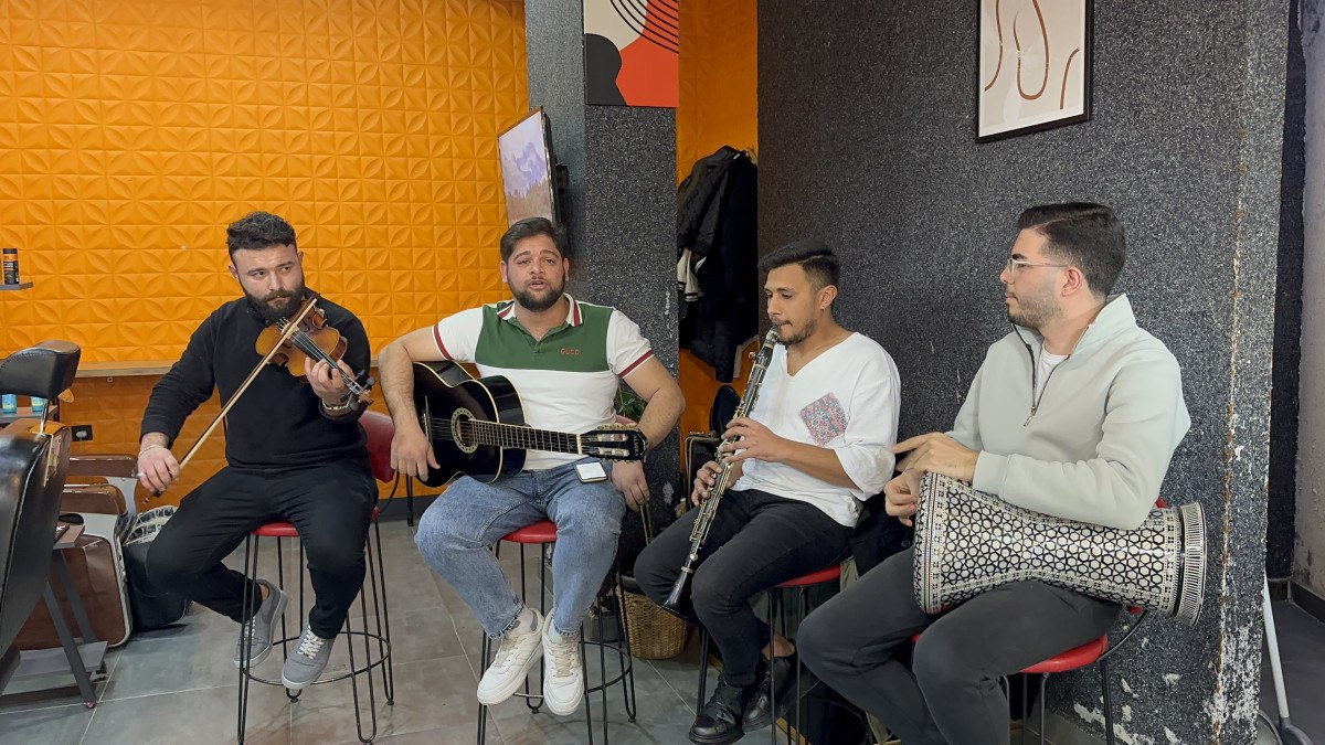 İznik'te Kuaförde Canlı Müzik Uygulaması