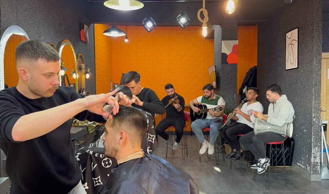 İznik'te kuaför salonlarında canlı müzik uygulamasıyla, saçınızı ve stilinizi yenilerken
