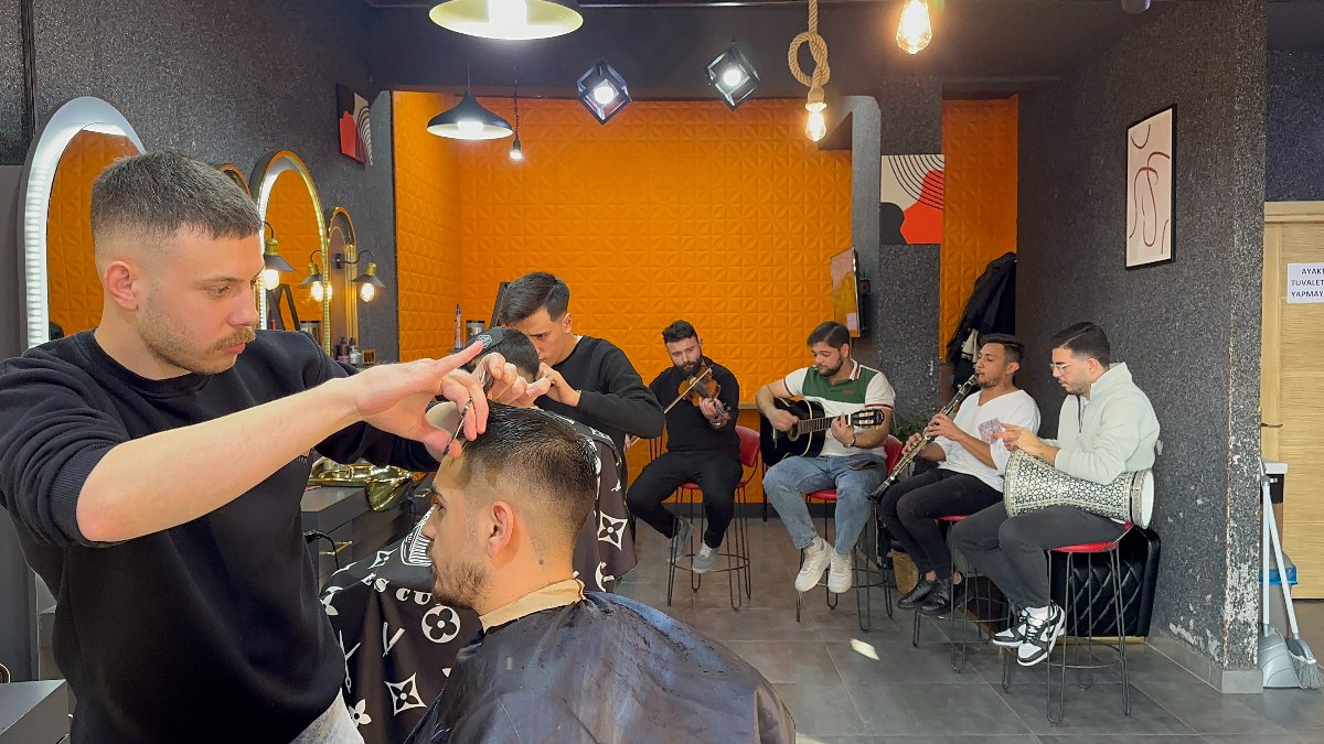 İznik'te kuaför salonlarında canlı müzik uygulamasıyla, saçınızı ve stilinizi yenilerken
