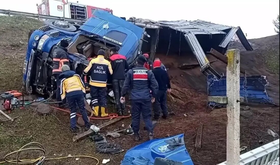 İznik'te meydana gelen kazada kum yüklü bir TIR devrildi. Kazada