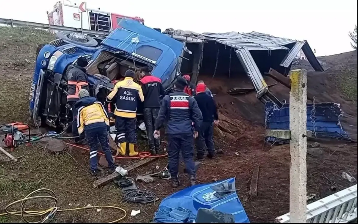 İznik'te meydana gelen kazada kum yüklü bir TIR devrildi. Kazada