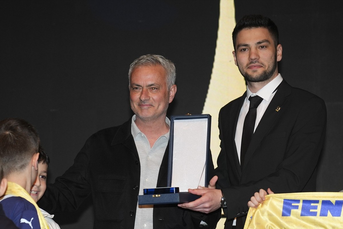 Jose Mourinho, Aydınlık Gelecek Ödülleri'nde Yılın Projesi Ödülünü Aldı