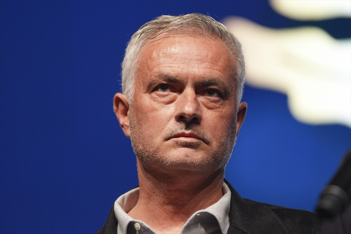 Jose Mourinho, Aydınlık Gelecek Ödülleri'nde Yılın Projesi Ödülünü Aldı