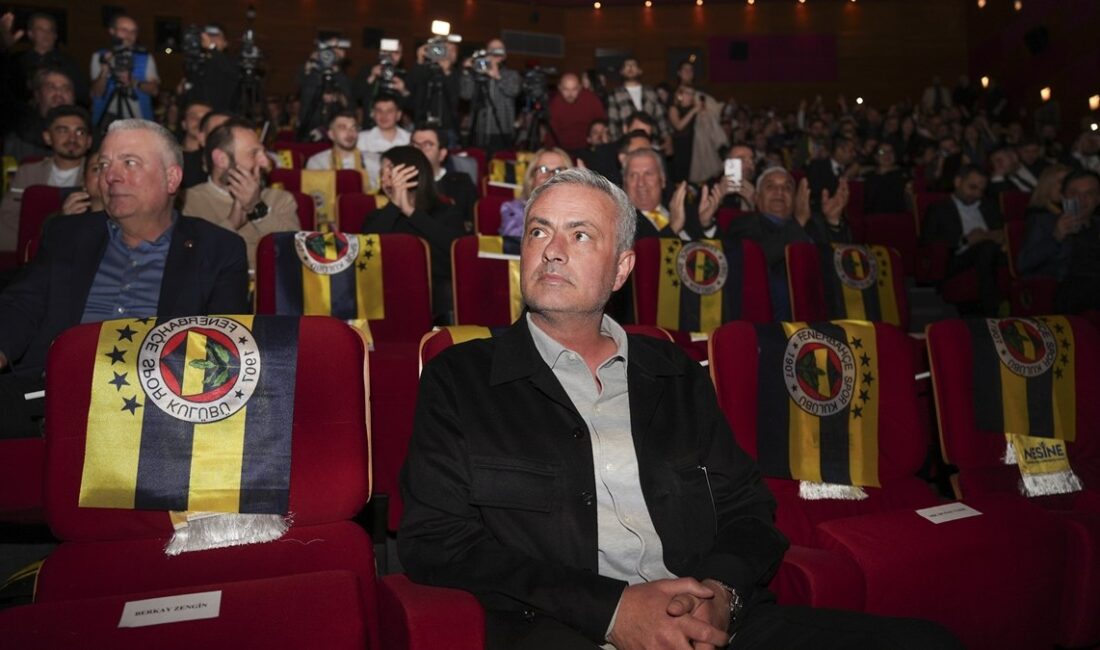 Jose Mourinho, Aydınlık Gelecek Ödülleri'nde Yılın Projesi Ödülünü kazanarak futbol