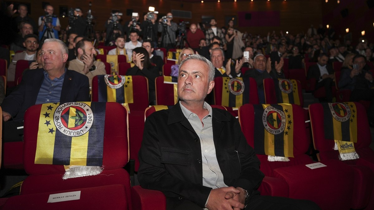 Jose Mourinho, Aydınlık Gelecek Ödülleri'nde Yılın Projesi Ödülünü kazanarak futbol