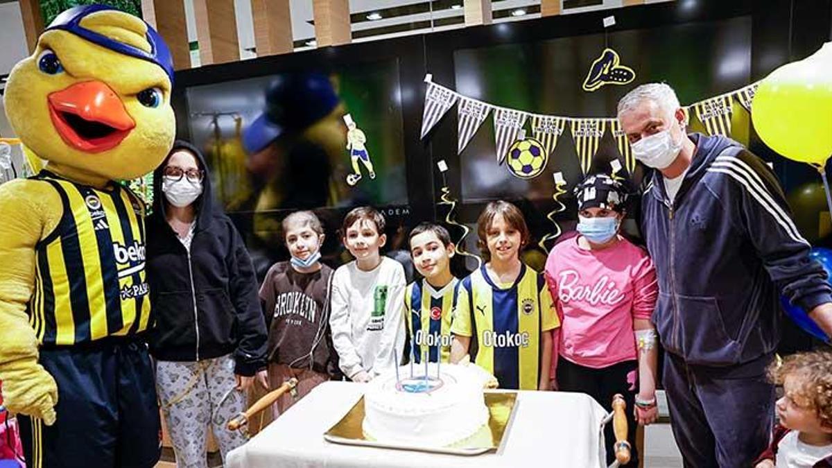 Jose Mourinho, hastanede tedavi gören çocukları ziyaret ederek onlara moral