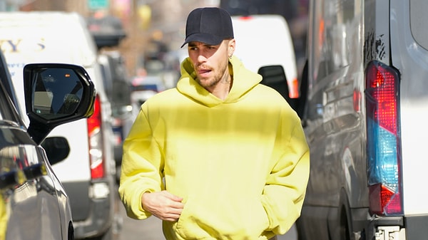 Justin Bieber'ın Düşük Bel Pantolonuyla Yürüyüş Mücadelesi