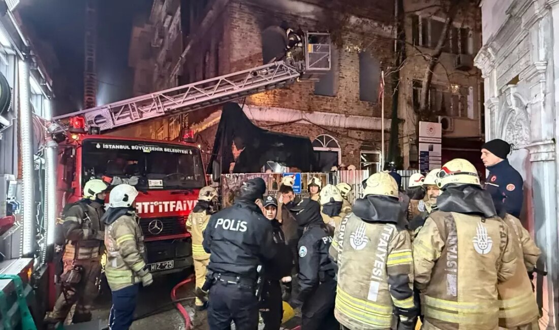 Kadıköy'de bir tarihi yapıda meydana gelen yangında 1 kişi hayatını