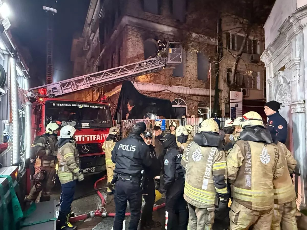 Kadıköy'de bir tarihi yapıda meydana gelen yangında 1 kişi hayatını