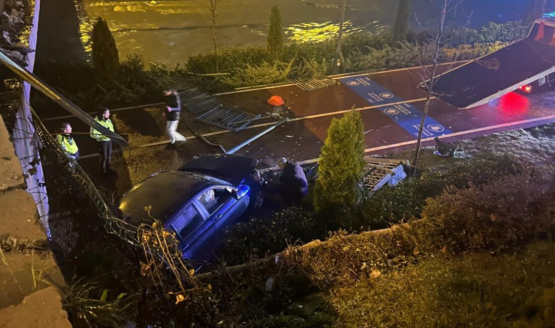 Kağıthane'de alkollü sürücünün neden olduğu kaza, bariyere çarpıp dere kenarına