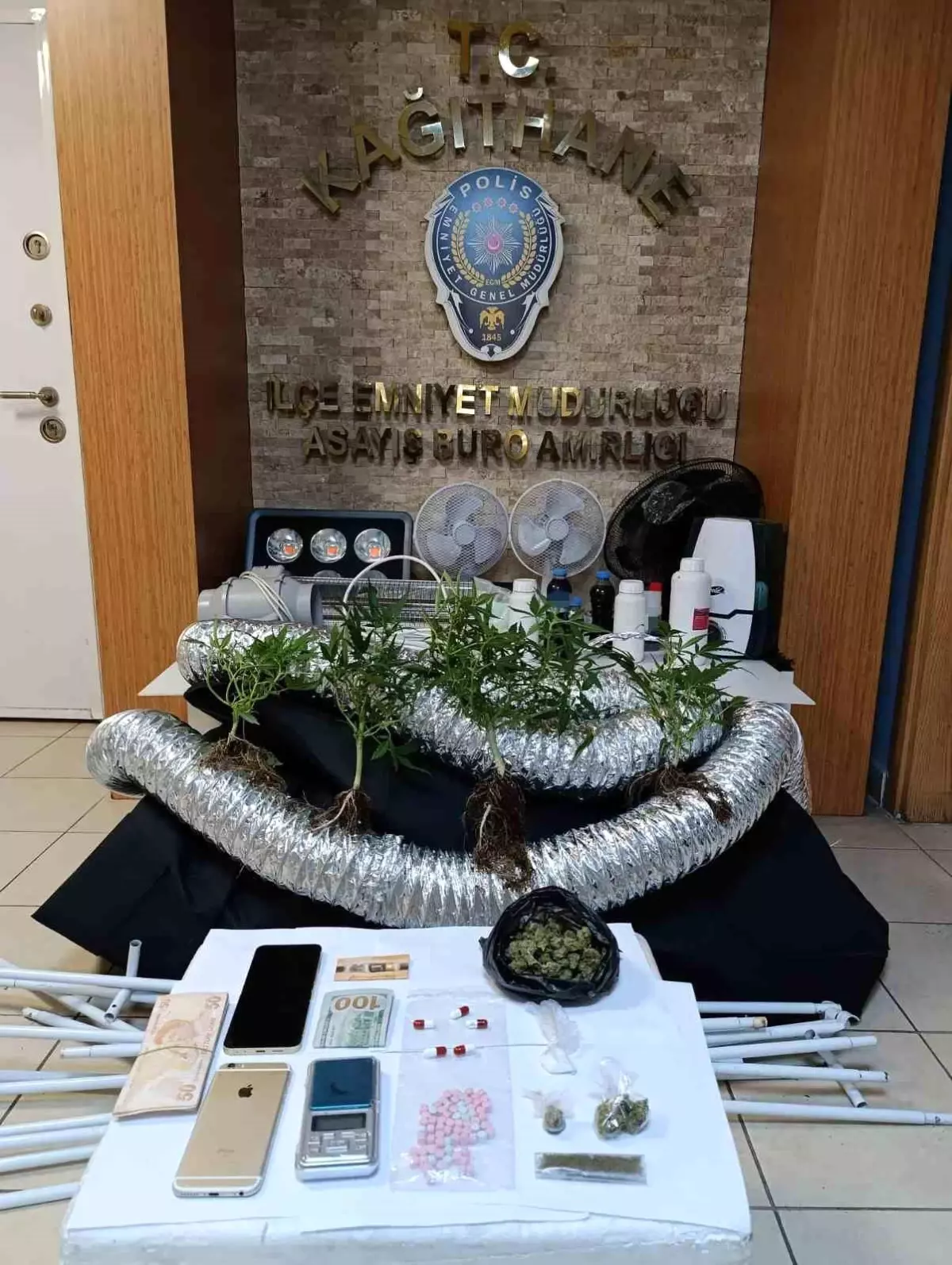 Kağıthane'de gerçekleştirilen uyuşturucu operasyonunda iki şüpheli yakalandı. Operasyon detayları, ele