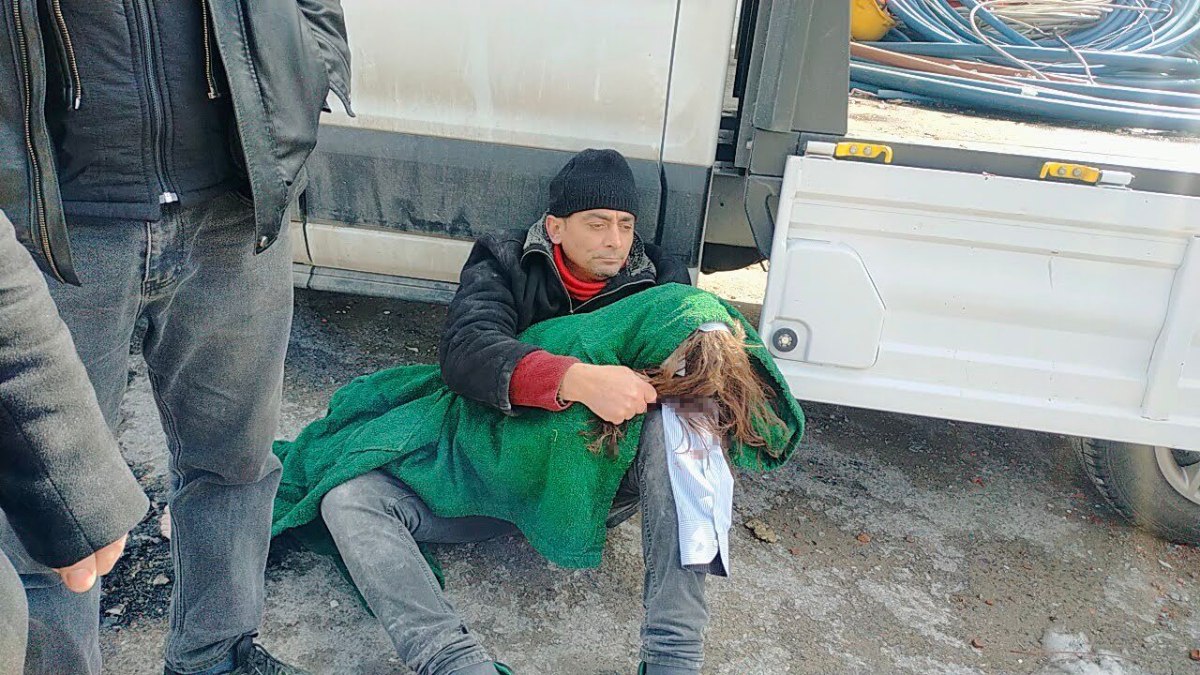 Kahramanmaraş depremleri, bölgedeki yaşamı derinden etkilerken, bir babanın yürek burkan