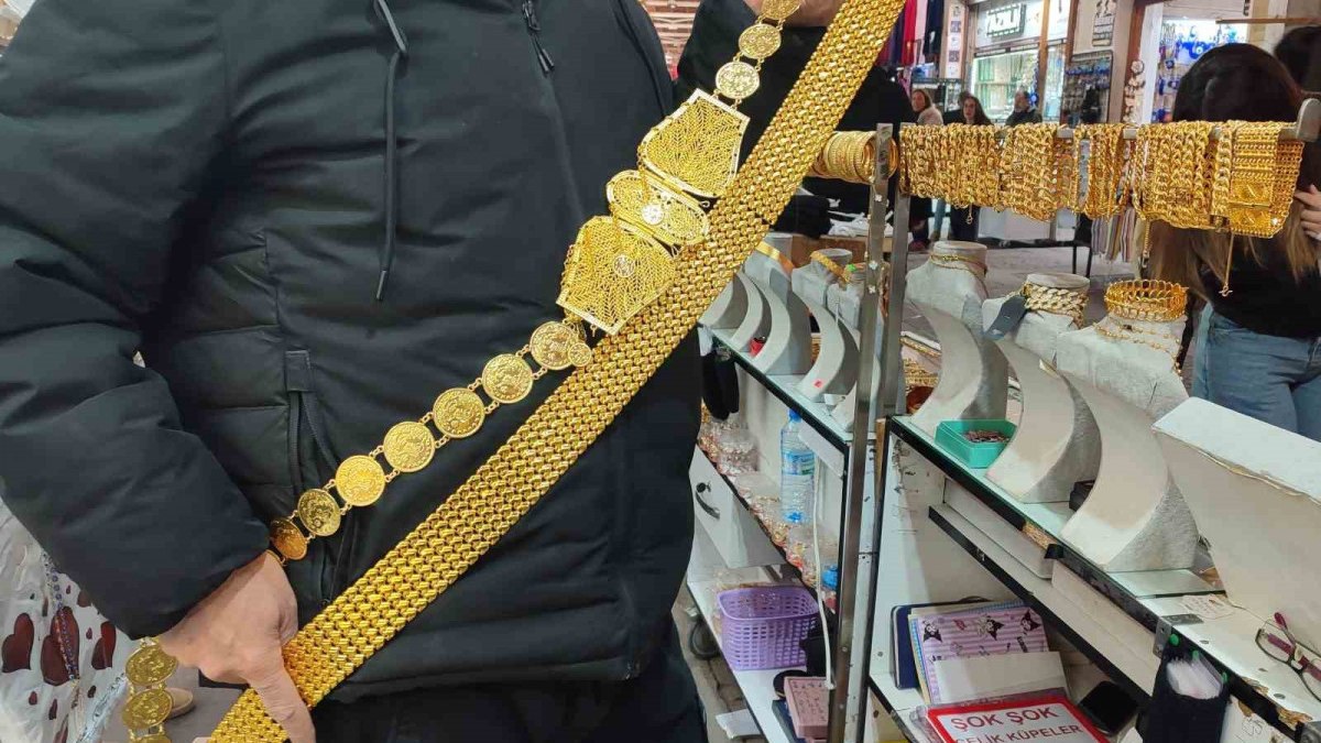 Kahramanmaraş'ta düğünlerde imitasyon altın tercihinin artışı dikkat çekiyor. Ekonomik nedenler