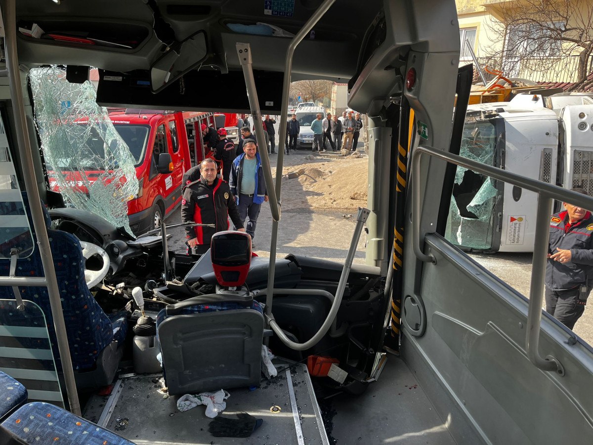 Kahramanmaraş'ta Kamyonun Devrilmesi Sonucu 9 Kişi Yaralandı