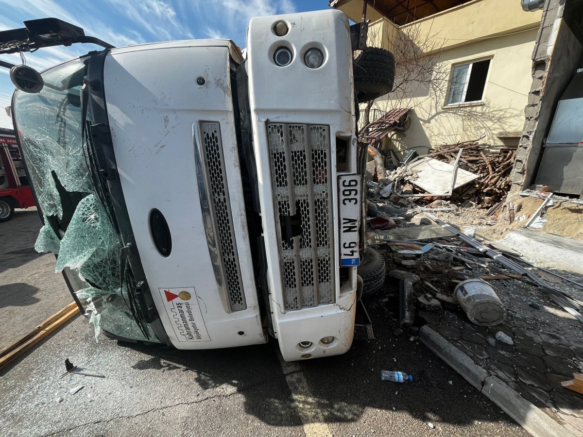 Kahramanmaraş'ta Kamyonun Devrilmesi Sonucu 9 Kişi Yaralandı