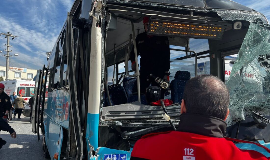 Kahramanmaraş'ta meydana gelen kamyon devrilmesi sonucu 9 kişi yaralandı. Olayın