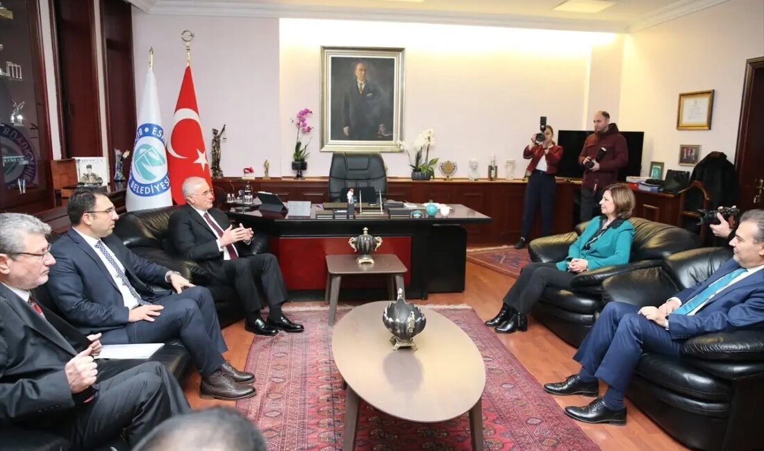Mehmet Akarca, Eskişehir'de ombudsmanlık etkinliğinde vatandaşlarla bir ortaya geldi.