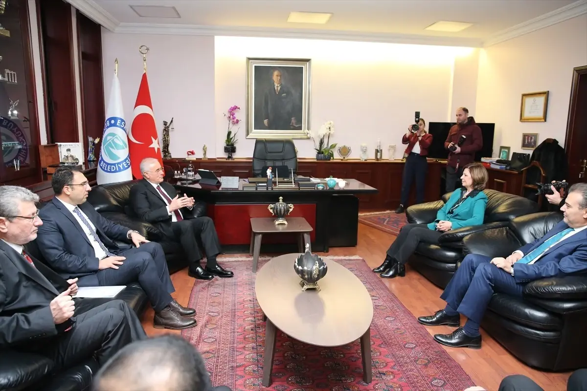 Mehmet Akarca, Eskişehir'de ombudsmanlık etkinliğinde vatandaşlarla bir ortaya geldi.