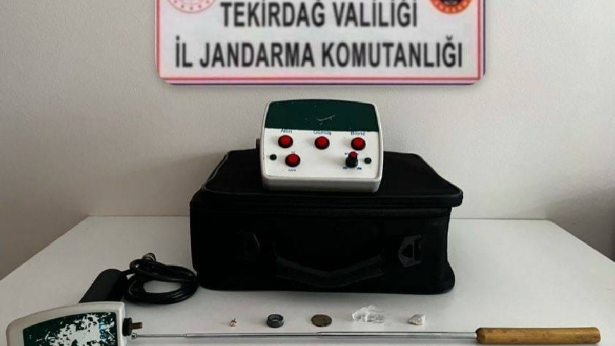 Kapaklı'da jandarma, gerçekleştirdiği denetimler sırasında şüpheli eşyalar ele geçirdi. Güvenlik