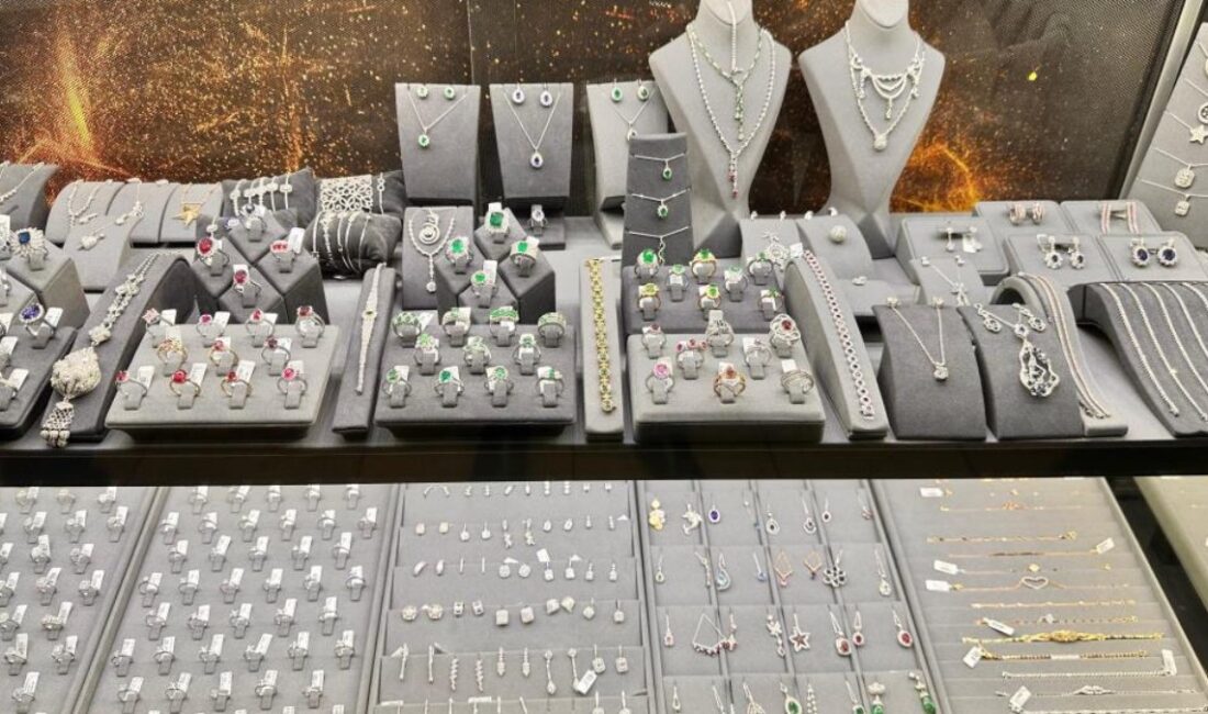 Kapalıçarşı'da Sevgililer Günü alışveriş yoğunluğu arttı. Aşkınızı ifade etmek için