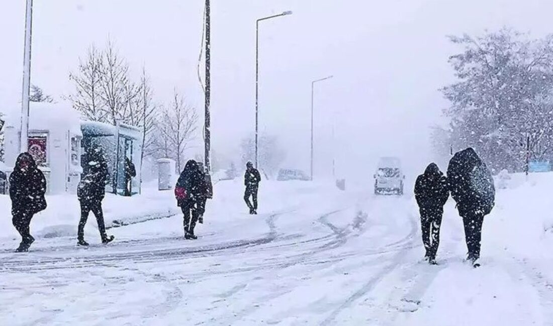 Kar yağışı etkisini artırırken bazı kentlerde eğitime ara verildi. gün