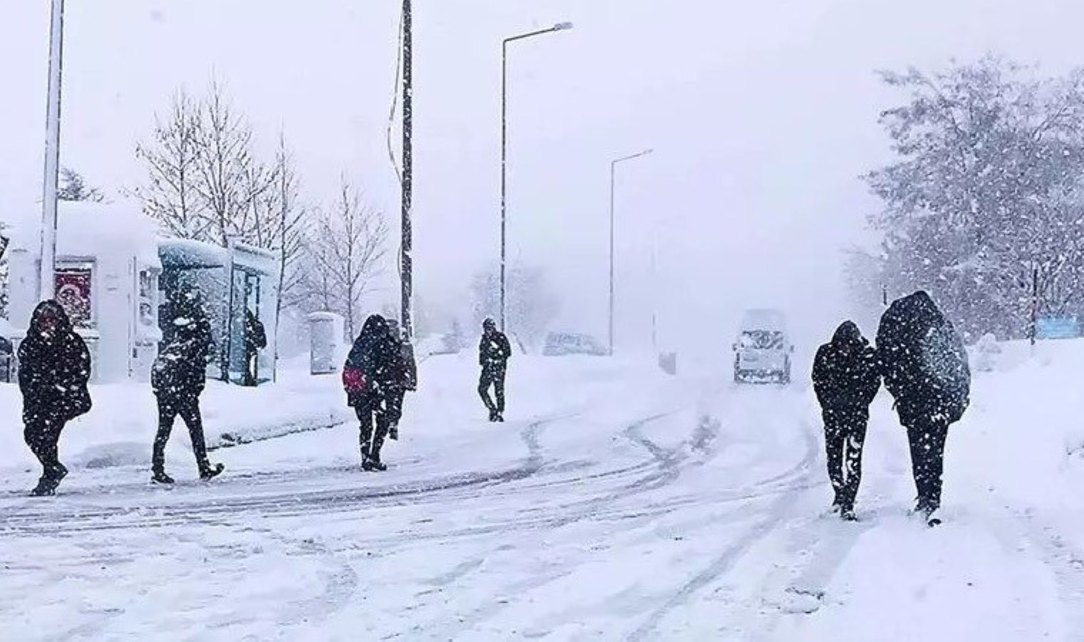 Kar yağışı etkisini artırırken bazı kentlerde eğitime ara verildi. gün