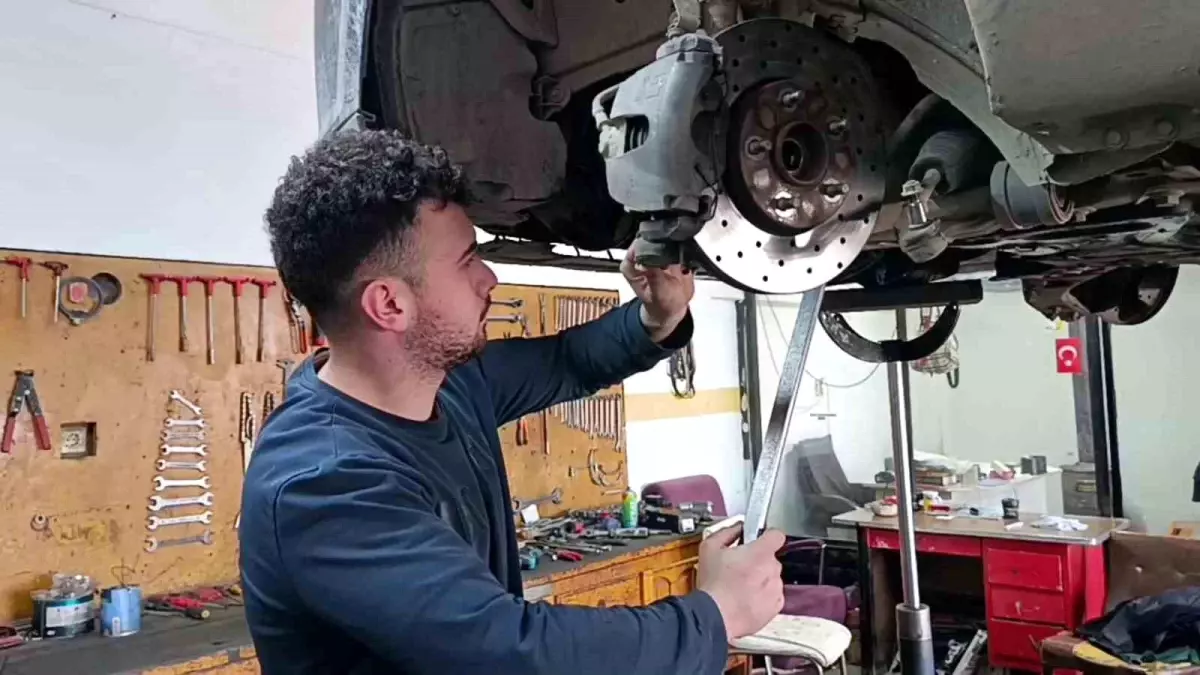 Karasu'daki sanayi esnafı, çırak yetiştirme sorunlarıyla karşı karşıya. Bu içerikte,