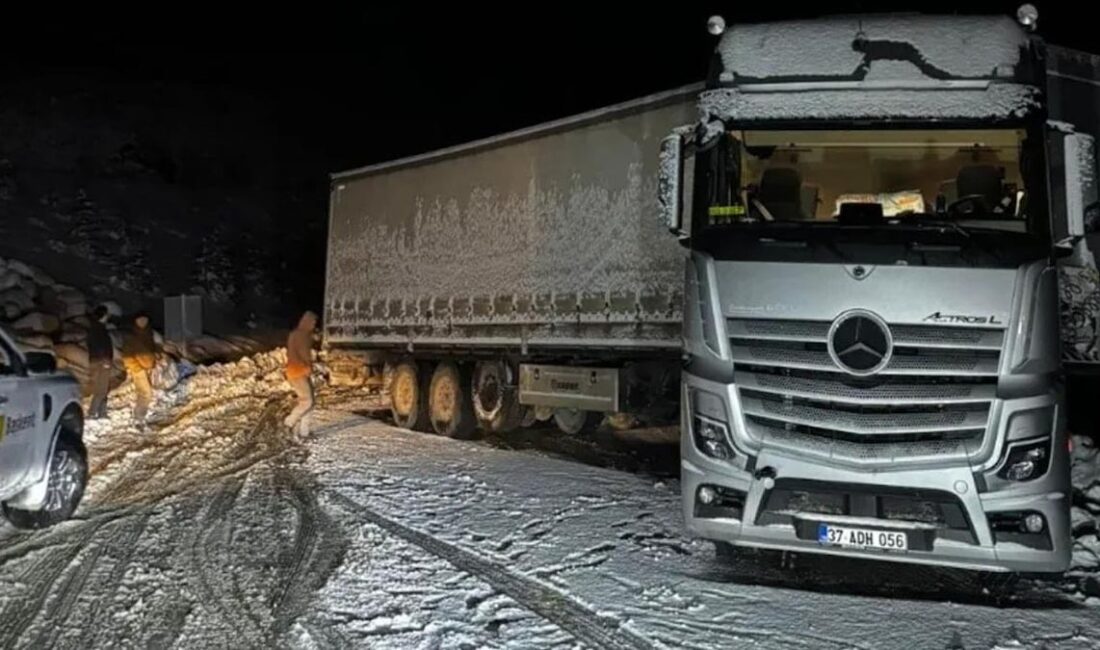 Kastamonu'da, kayan tır nedeniyle ulaşıma kapanan Hanönü- Taşköprü kara yolu