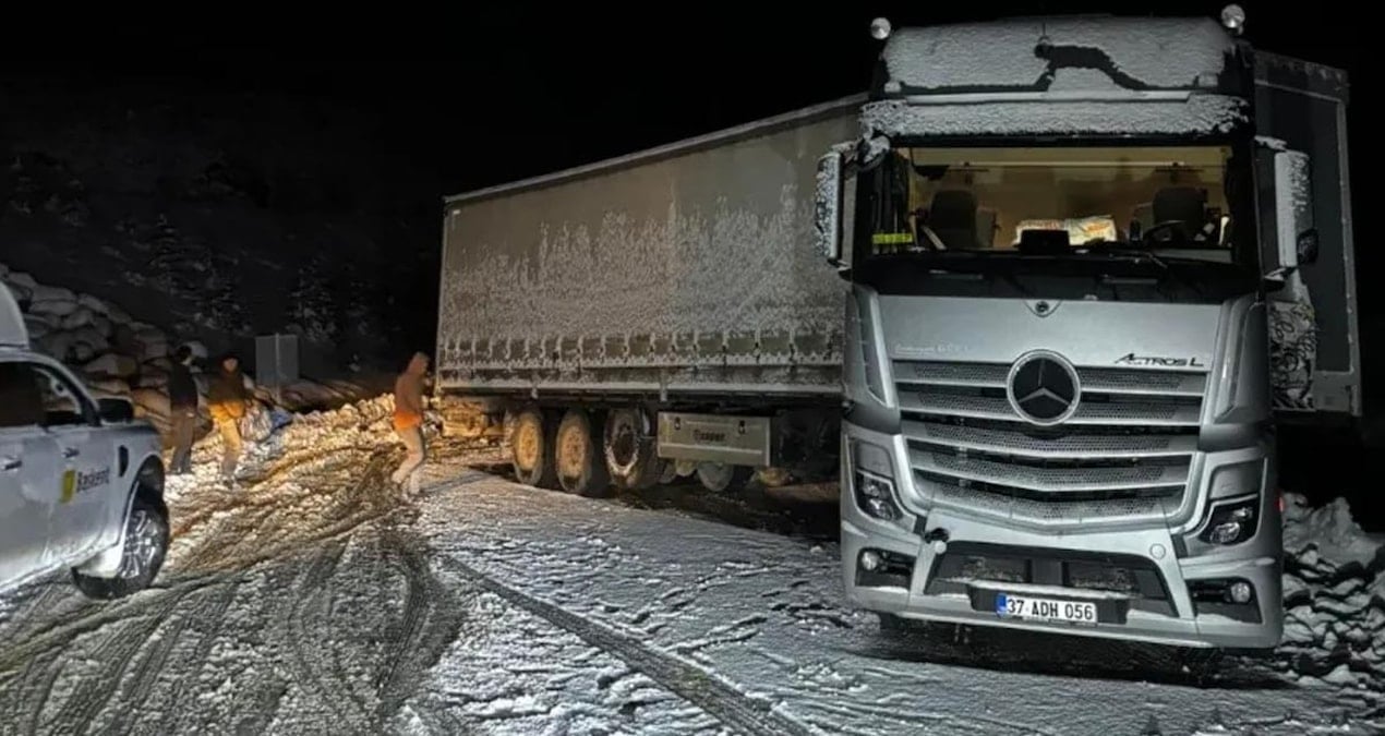 Kastamonu'da, kayan tır nedeniyle ulaşıma kapanan Hanönü- Taşköprü kara yolu