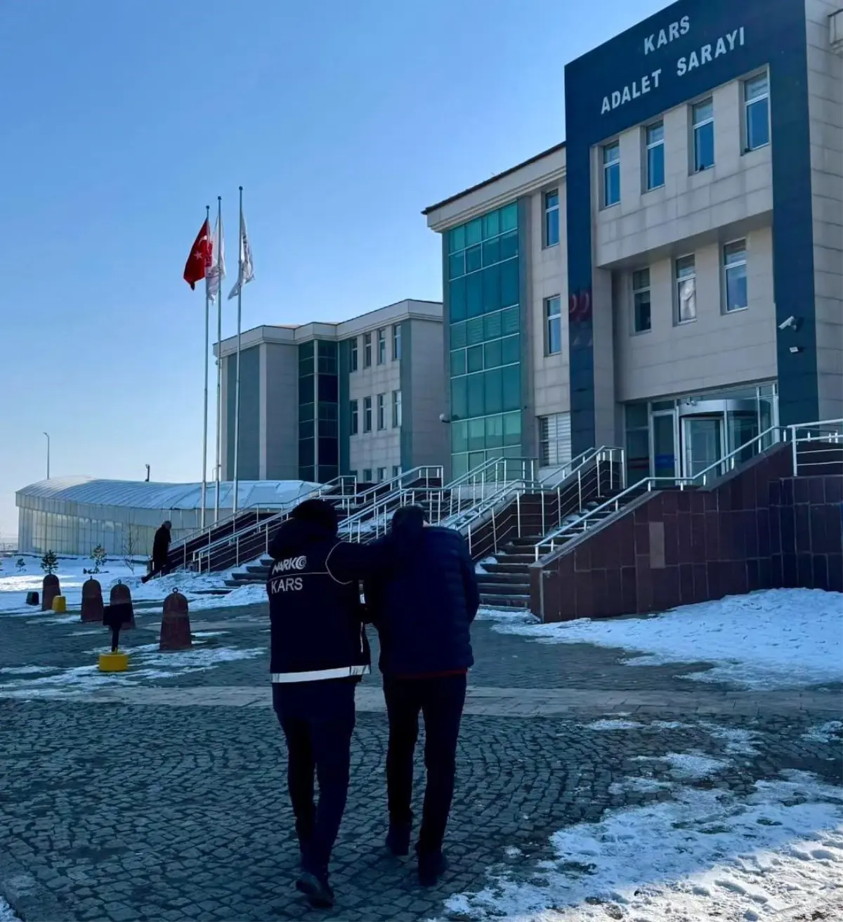 Kars'ta gerçekleştirilen uyuşturucu operasyonunda 3,41 gram metamfetamin ele geçirildi. Olayla