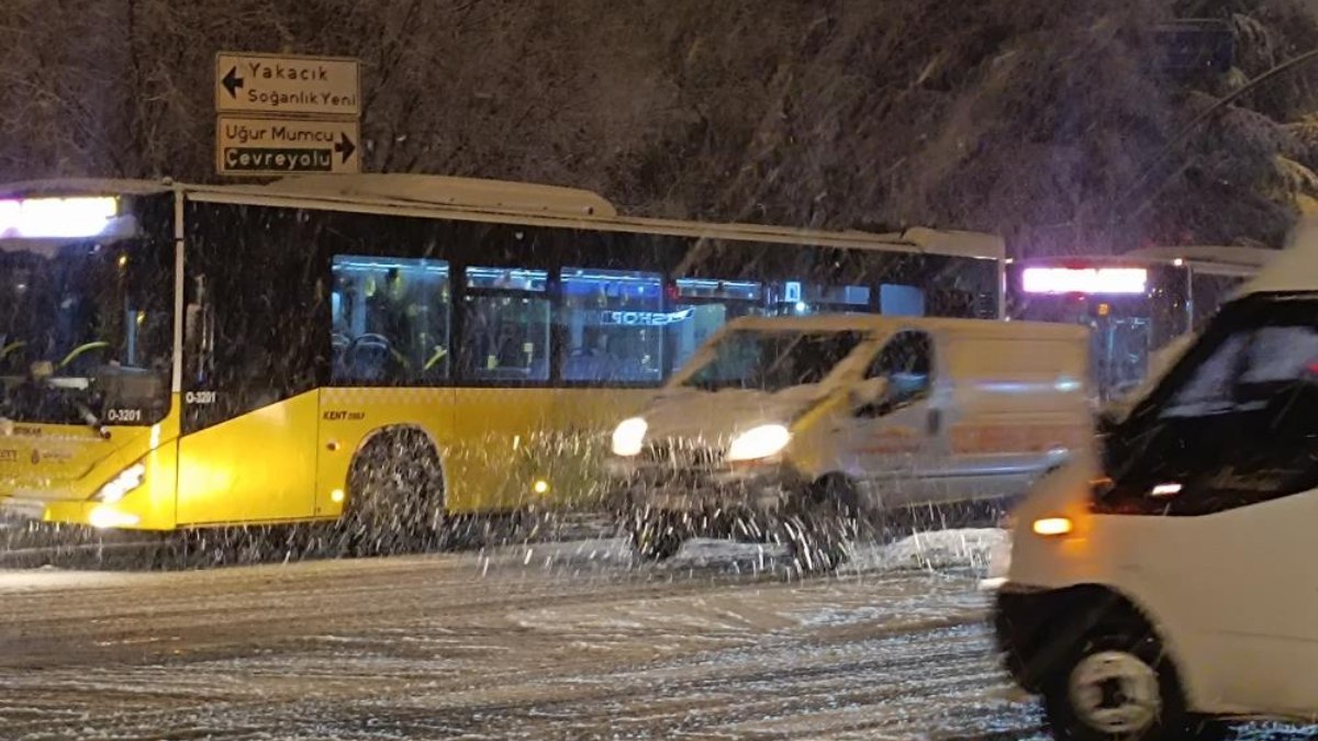 İstanbul Kartal’da frenlerin tutmadığını belirten İETT otobüsü sürücüsü, otobüste bulunan