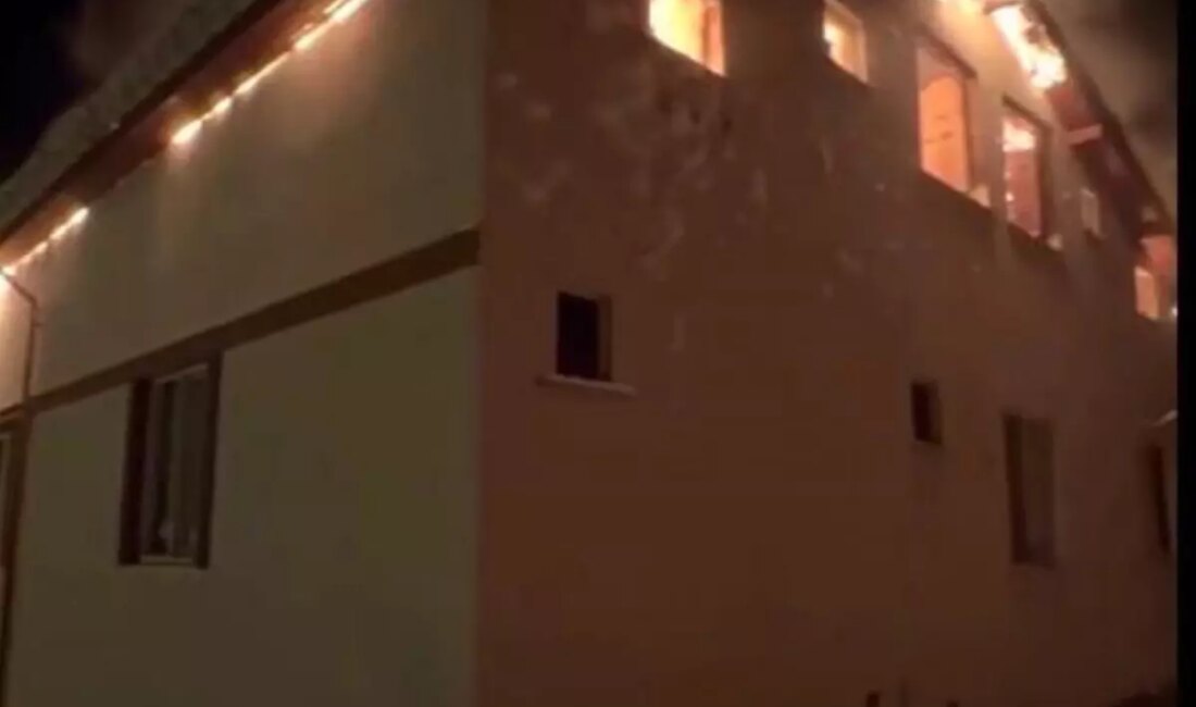 Kastamonu Cide'de meydana gelen yangında bir ev, bacadan çıkan alevlerle