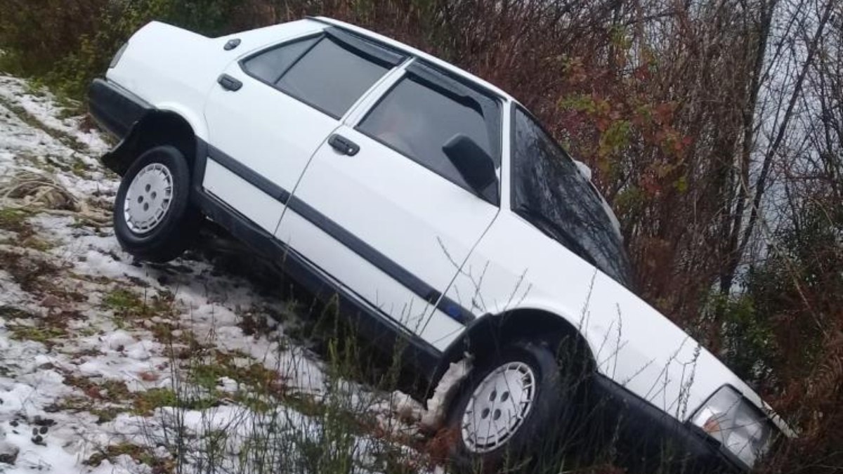 Kastamonu'da şarampole yuvarlanan araçta meydana gelen kaza, sürücünün şanslı kurtuluşuyla