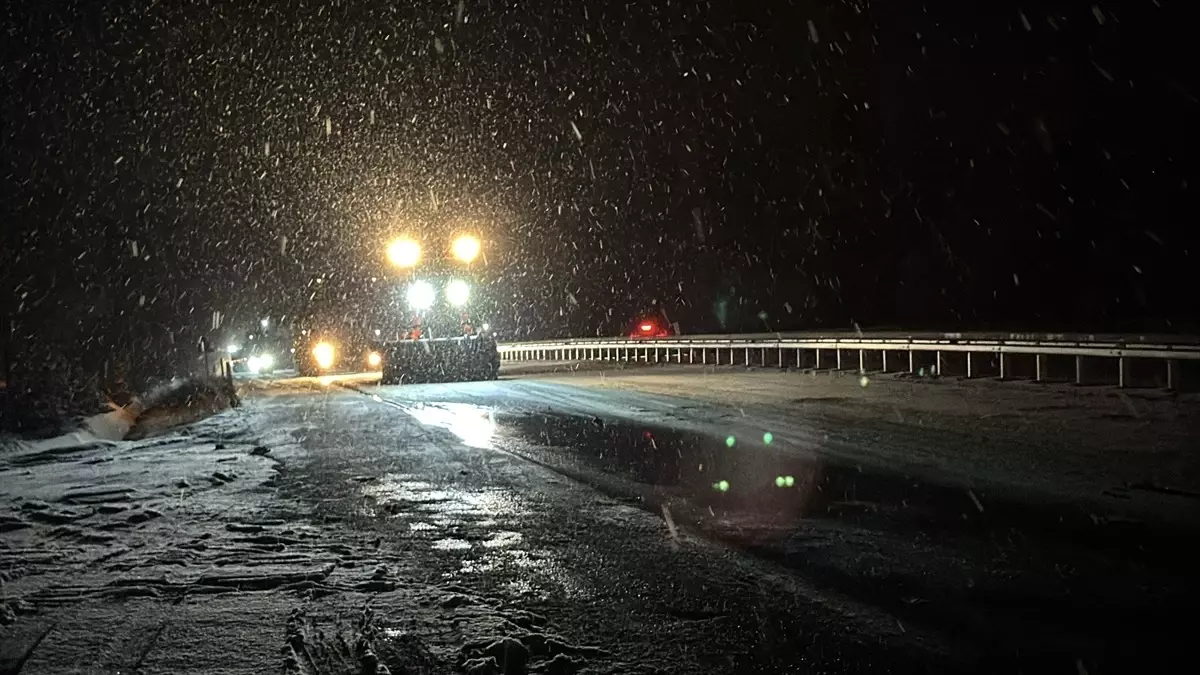 Kastamonu'da etkili olan yoğun kar yağışı, ulaşımda aksamalar ve zorluklar