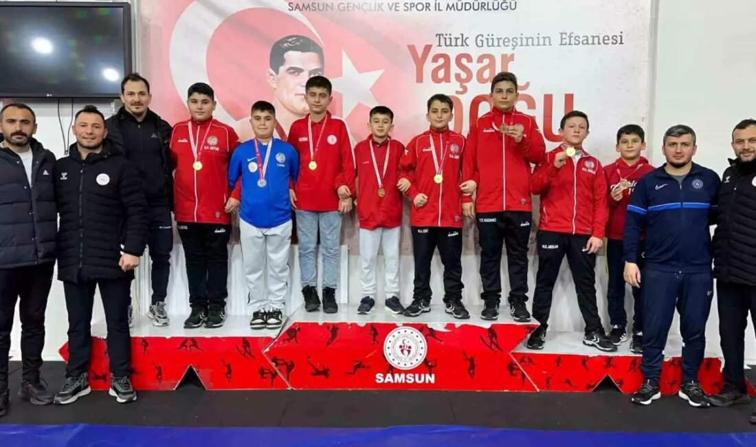 Kavak Merkez Şehit İlhan Kuşan Ortaokulu, güreş dalında gösterdiği başarıyla