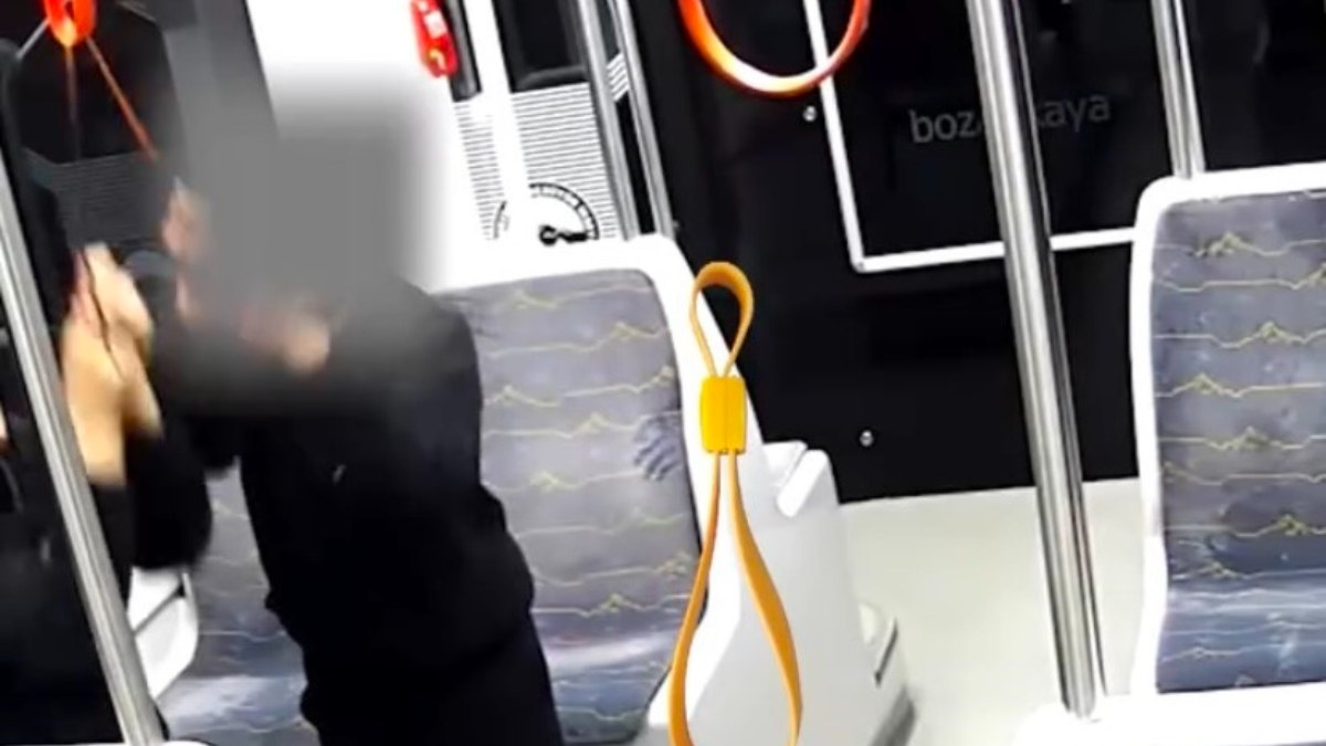 Kayseri tramvayında çocukların yaptığı taşkınlıklar, hem yolcular hem de şehir