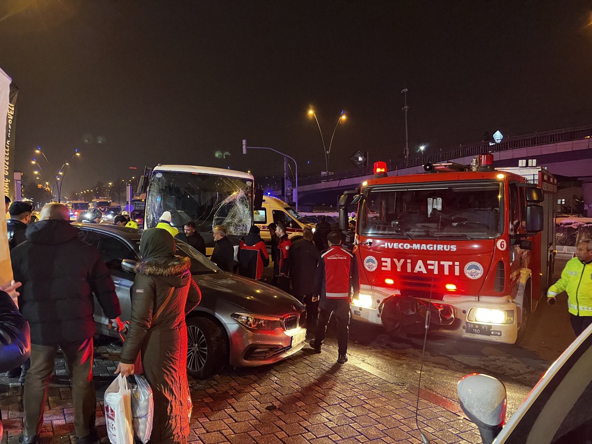 Kayseri'de Feci Kaza: İşçi Servisi 5 Araca Çarptı