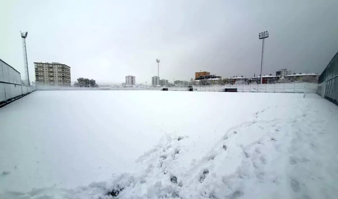 Kayseri'de etkili olan kar yağışı sebebiyle amatör spor müsabakaları ertelendi.