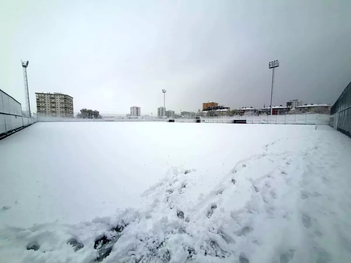 Kayseri'de etkili olan kar yağışı sebebiyle amatör spor müsabakaları ertelendi.