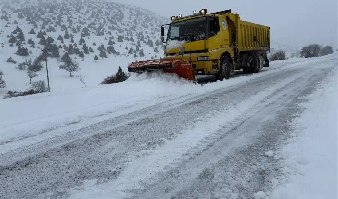 Kayseri'de etkili olan kar yağışı, günlük yaşamı olumsuz etkiliyor. Ulaşımda