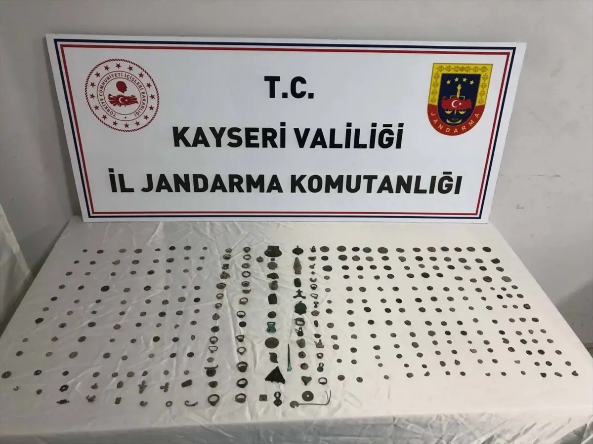 Kayseri'de gerçekleştirilen tarihi eser kaçakçılığı operasyonunda, değerli tarihi eserler ele