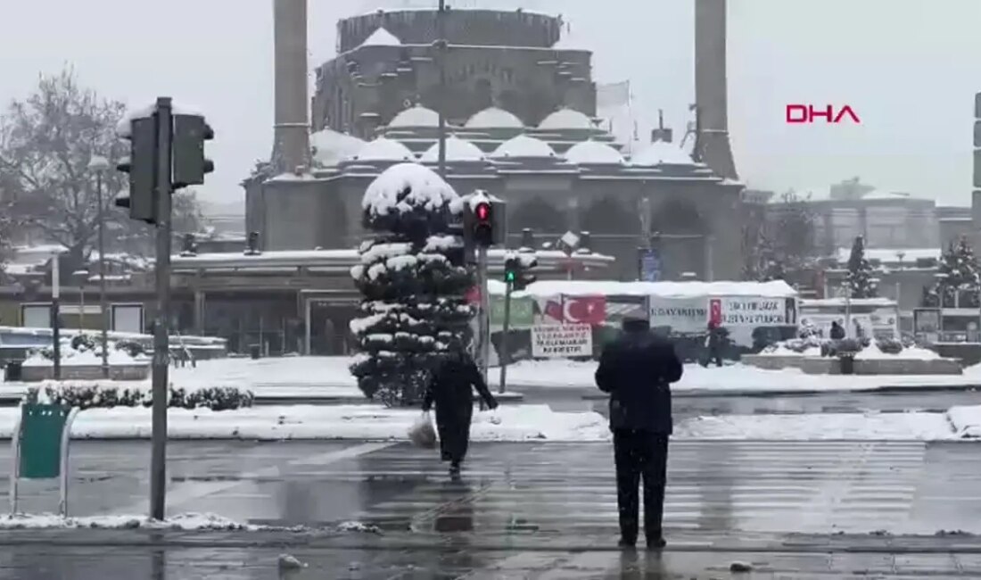Kayseri'de etkili olan yoğun kar yağışı, ulaşımda aksamalara neden oldu.