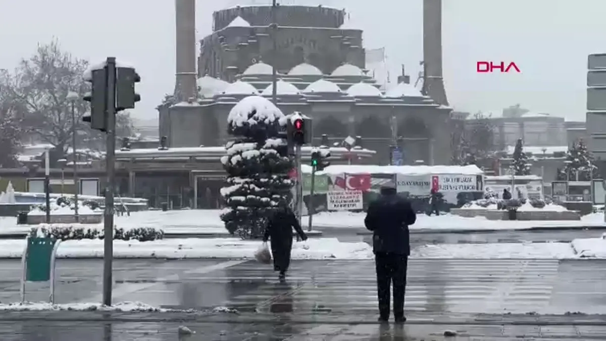 Kayseri'de etkili olan yoğun kar yağışı, ulaşımda aksamalara neden oldu.