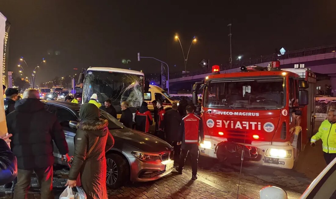 Kayseri'de meydana gelen zincirleme trafik kazasında 7 kişi yaralandı. Olayın
