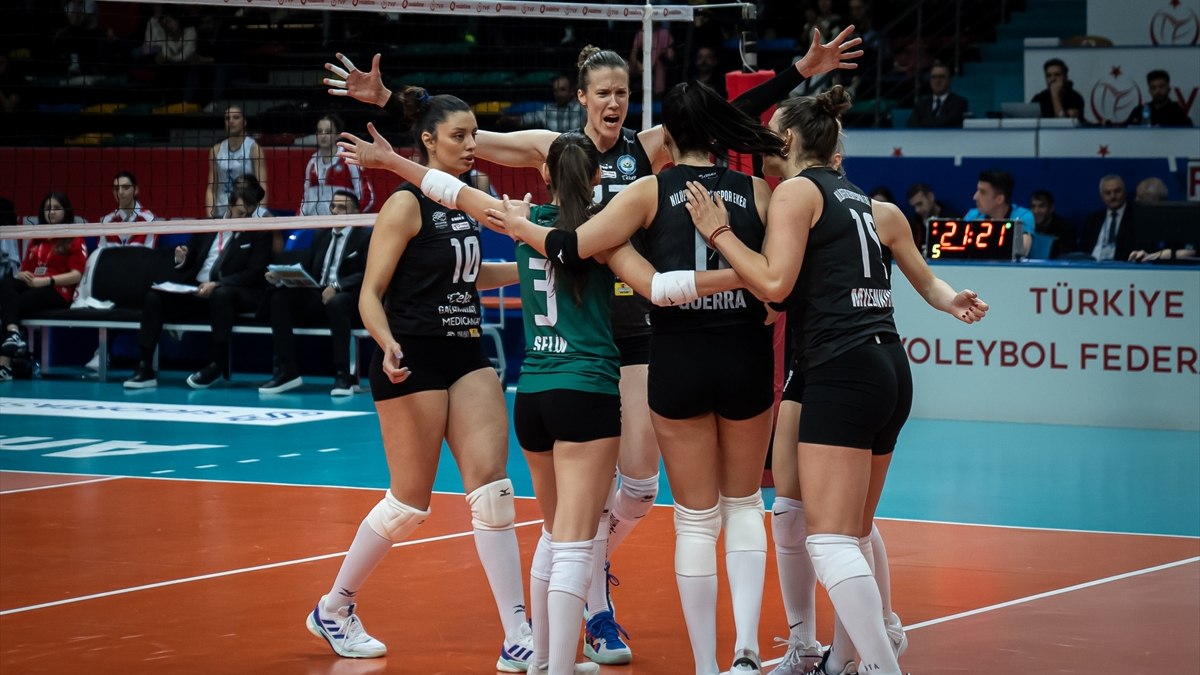 Keçiören Belediyesi ve Nilüfer Belediyespor'un karşı karşıya geldiği voleybol maçının