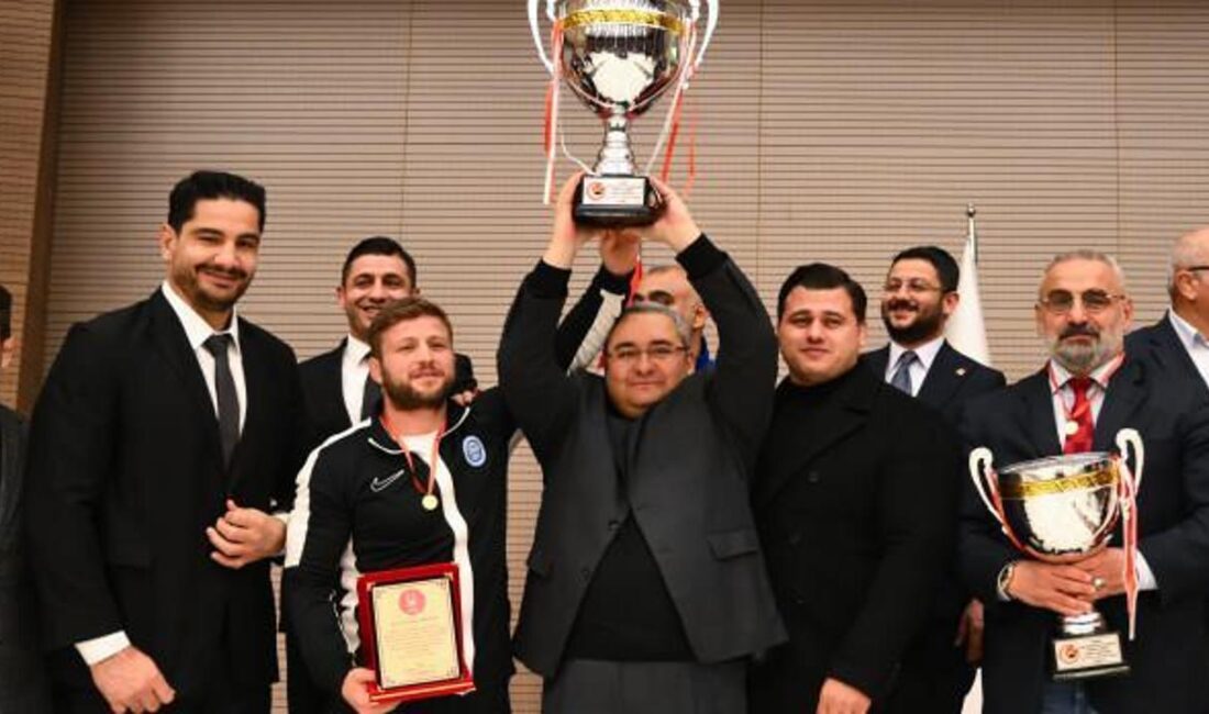 Keçiören'de düzenlenen Güreş Şampiyonu Sporculara Ödül Töreni'nde, başarılı sporcular onurlandırıldı.