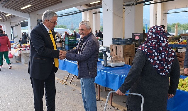Kemer Belediye Başkanı Necati Topaloğlu, yerel esnafları ziyaret ederek onların