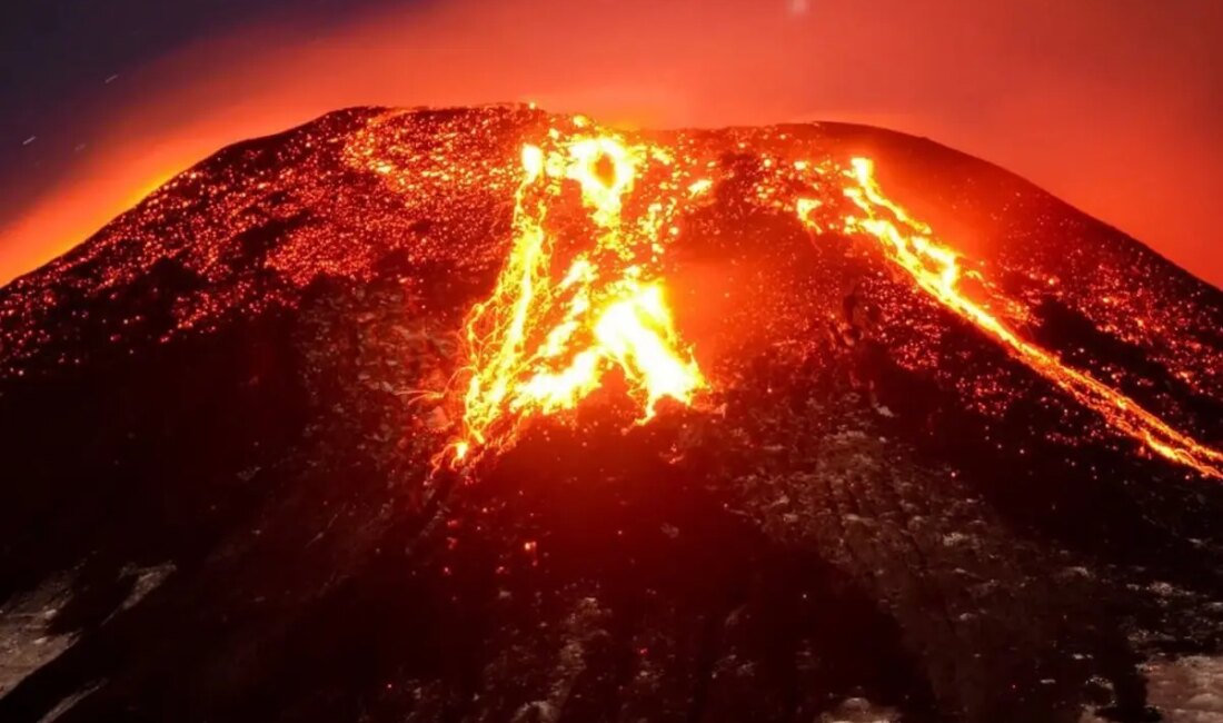 Kilauea Yanardağı'ndaki etkileyici lav püskürtmeleri, doğanın gücünü gözler önüne seriyor.